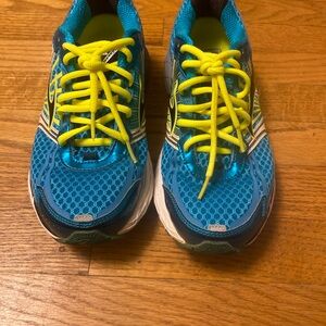 Brooks Adrenaline GTS Women’s Sneakers in Blue with Yellow Laces